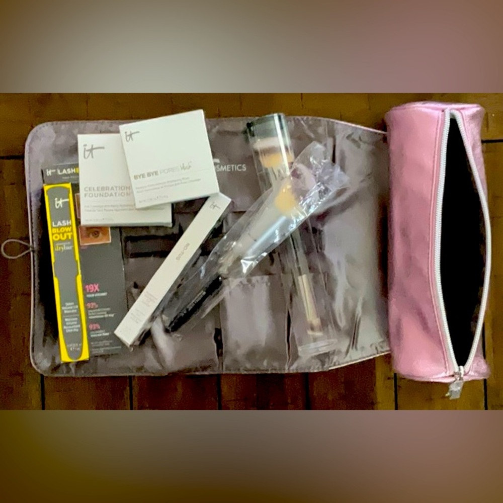 I.T. Cosmetics Bundle of 6 Products & Cosmetic Case